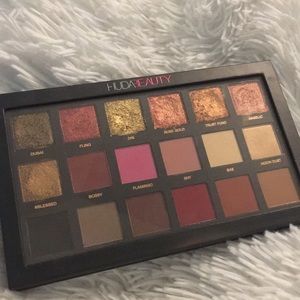 Authentic HUDA beauty pallet in Rose Gold